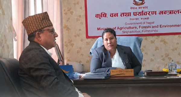 कञ्चनपुर-१ का सांसद धामीले कृषि मन्त्री चाैधरीलाई भेटेर भने, “मेराे क्षेत्रमा रासायनिक मल पठाईदिनु”